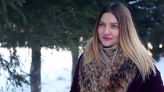一个美丽时尚的女孩带着好心情走在冬天的公园里，笑得很美视频素材模板下载