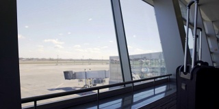 通过航站楼窗口，登机口和机场空跑道，交通