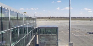 机场跑道和玻璃航站楼，飞机工业的美丽景色