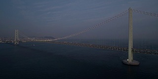 鸟瞰图-日落后明石海峡大桥全景缩小