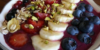 旋转的巴西莓碗和水果，闭合