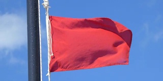 有风、有暴风雨的日子，海滩上挂着红色警告旗
