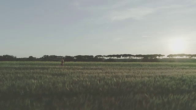 人在田野里奔跑:无人机鸟瞰图