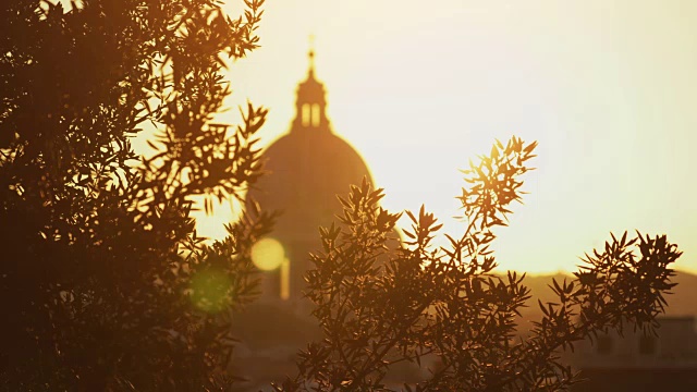日落时的罗马城市景观:穹顶和天际线