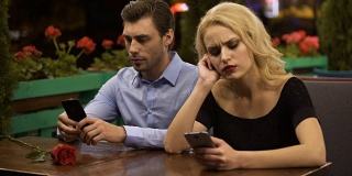 两个年轻人无聊的约会，使用智能手机，关系问题