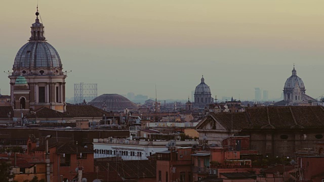 日落时的罗马城市景观:穹顶和天际线