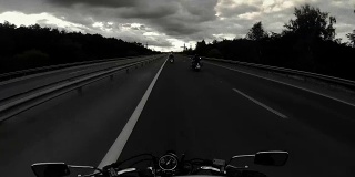 骑着直升机的摩托车在高速公路上行驶