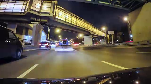 汽车在夜间高速公路上行驶