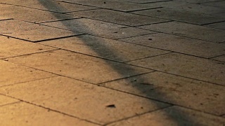 城市街道上用于行走的鹅卵石小路。人行道上铺有花岗岩瓷砖视频素材模板下载