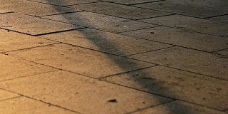 城市街道上用于行走的鹅卵石小路。人行道上铺有花岗岩瓷砖