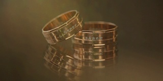 两个结婚戒指的特写与光的补丁