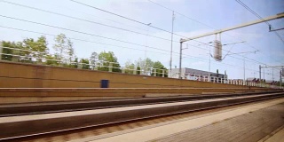 从窗口看火车沿着铁路站台移动。火车上的乡村旅行