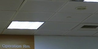 手术室门的天花板向下倾斜以显示标志
