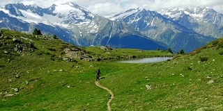 山地车到达高山湖Cinemagraph