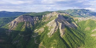 鸟瞰图:带有蜿蜒道路的山地景观