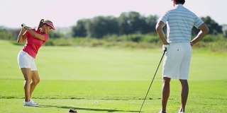 白种夫妇享受健康的户外运动打高尔夫球