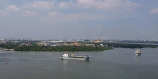 鸟瞰图左全景泰国湾，货轮，Phra Samut Chedi和拉玛九桥Samutprakarn，泰国。