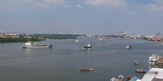鸟瞰图泰国湾，货轮，Phra Samut Chedi和拉玛九桥Samutprakarn，泰国。