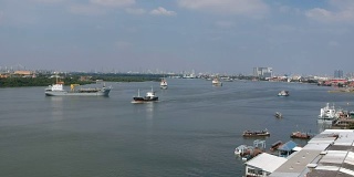 鸟瞰泰国湾，货轮，Phra Samut Chedi和Rama IX桥Samutprakarn，泰国。