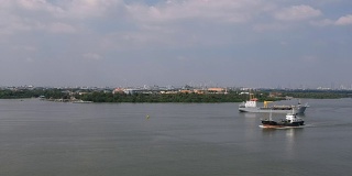 鸟瞰图泰国湾，货轮，Phra Samut Chedi和拉玛九桥Samutprakarn，泰国。