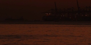 蛇口-赤湾货运港口的夜晚在深圳，中国