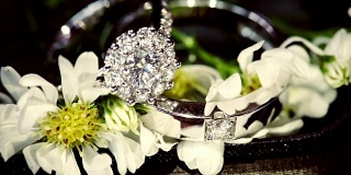 微距拍摄的结婚戒指在白花。婚礼的主题。