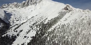 Presolana是意大利阿尔卑斯山脉的奥罗比山脉。一场雪后的冬季景观