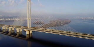 南桥鸟瞰图。地铁南电缆桥架鸟瞰图。基辅,乌克兰。