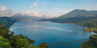 湖面的景色很美。从山上看湖和山景，布颜湖，巴厘岛。间隔拍摄。自顶向下