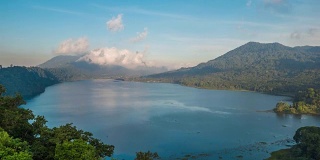 湖面的景色很美。从山上看湖和山景，布颜湖，巴厘岛。间隔拍摄。下来了