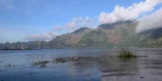 印度尼西亚巴厘岛，Gunung Abang火山附近的Batur湖。间隔拍摄
