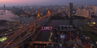 泰国曼谷普密蓬大桥横跨湄南河的鸟瞰图
