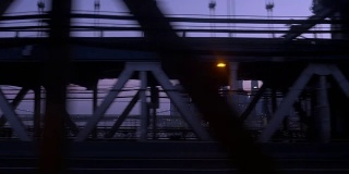 曼哈顿桥上地铁列车的侧面轮廓乘客视图