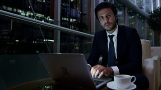 肖像阿拉伯商人笔记本电脑技术夜酒店大堂视频素材模板下载