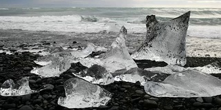 Jokulsarlon海滩上的冰山