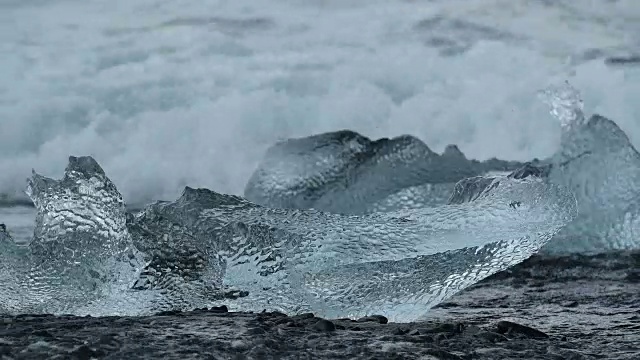 Jokulsarlon海滩上的冰山