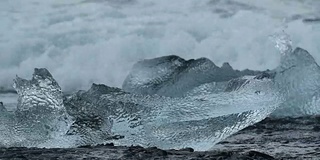 Jokulsarlon海滩上的冰山