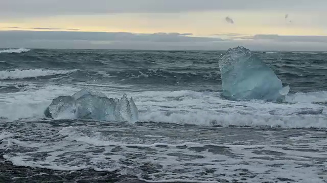 Jokulsarlon海滩上的冰山