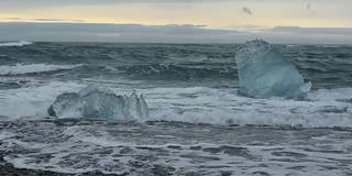 Jokulsarlon海滩上的冰山