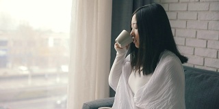 喝咖啡看窗外的女人