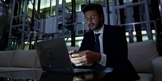 欧洲男性商务顾问夜酒店wifi技术