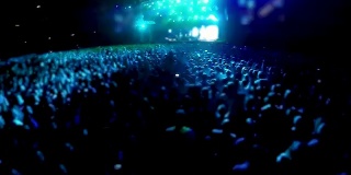 一群人站在大舞台前，在体育场，音乐会