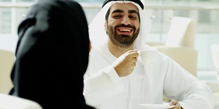 阿拉伯男性女性商业同事市中心办公室