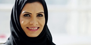 肖像国际阿联酋商务女性穿着民族服装