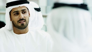 迪拜阿联酋市区男女商务顾问会议视频素材模板下载