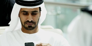 迪拜商务人士使用智能手机技术开会