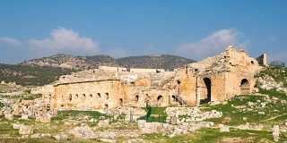帕穆凯勒的希拉波利斯古老剧院日落时的时间流逝，丹尼兹利