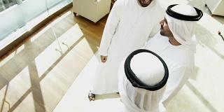 迪拜的男同事们在市中心的办公室握手问候