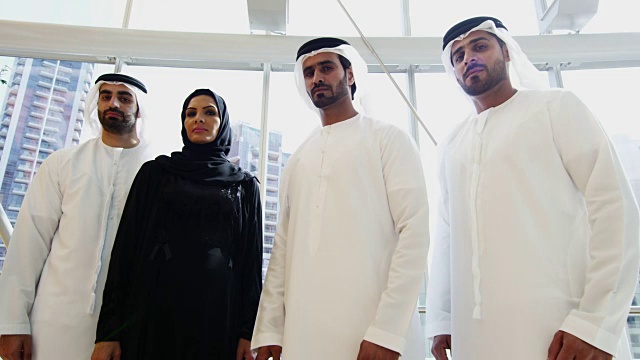 肖像男女阿联酋商务队民族服装