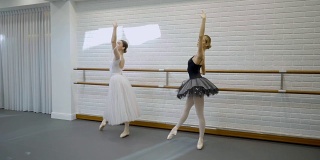 女芭蕾舞演员穿着芭蕾舞短裙在机器前跳不同的舞蹈姿势